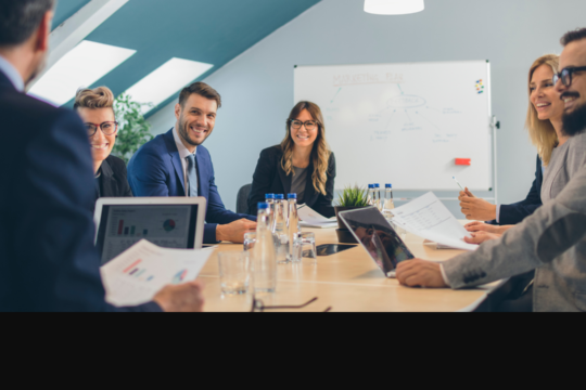 Formateur d’adultes animant une formation professionnelle en présentiel et/ou en ligne